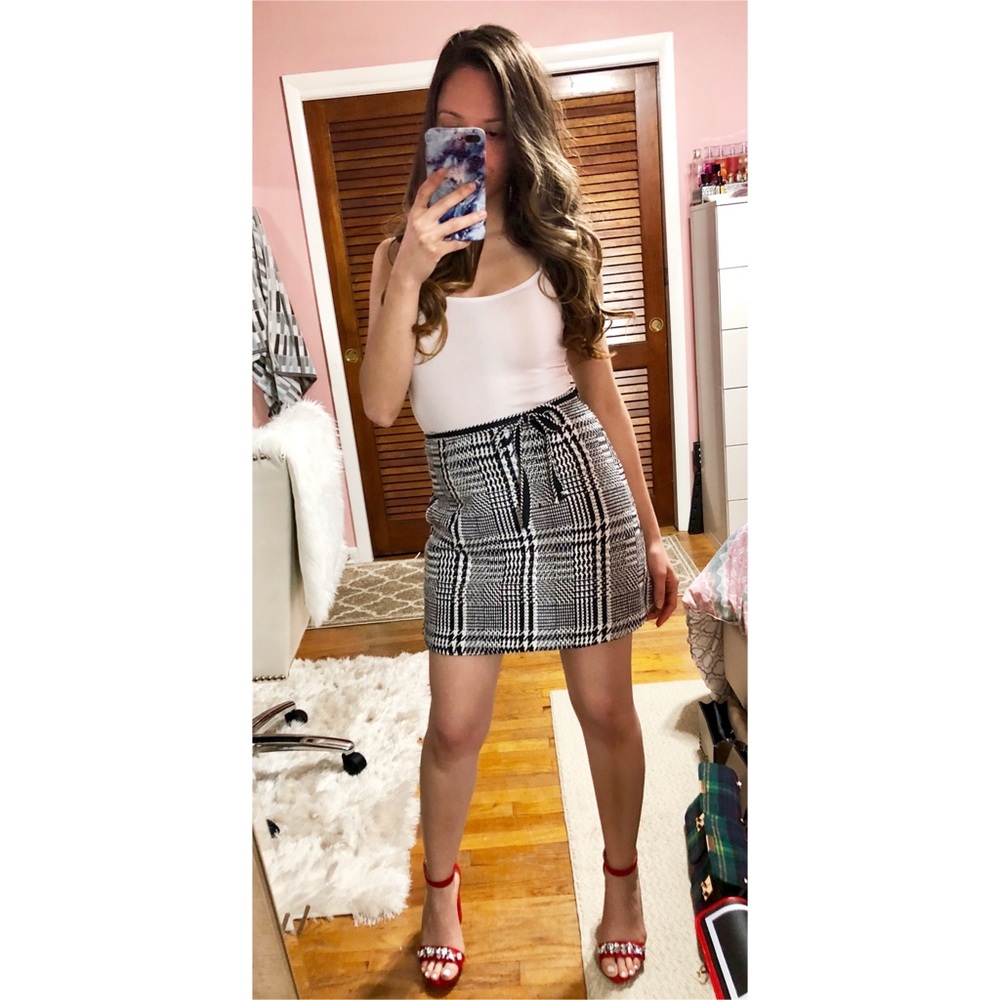 ๐SALE! LAST ONE โClassy Lady" Mini Skirt - Picture 4 of 7